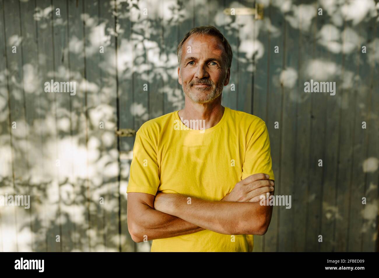Reifer Mann, der vor dem Haus steht Stockfoto