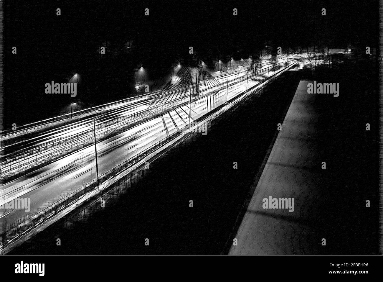 Autobahnbrücke bei Dämmerung. Winter Stockfoto