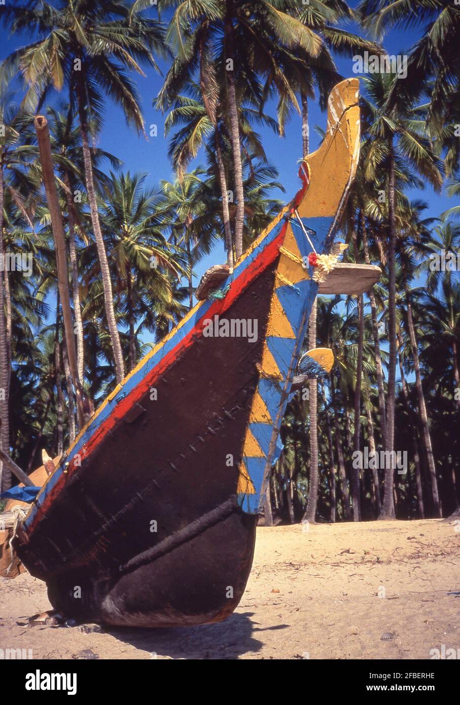 Farbenfrohes Auslegerboot, Palolem Beach, Canacona, South Goa, Goa State, Region Konkan, Republik Indien Stockfoto