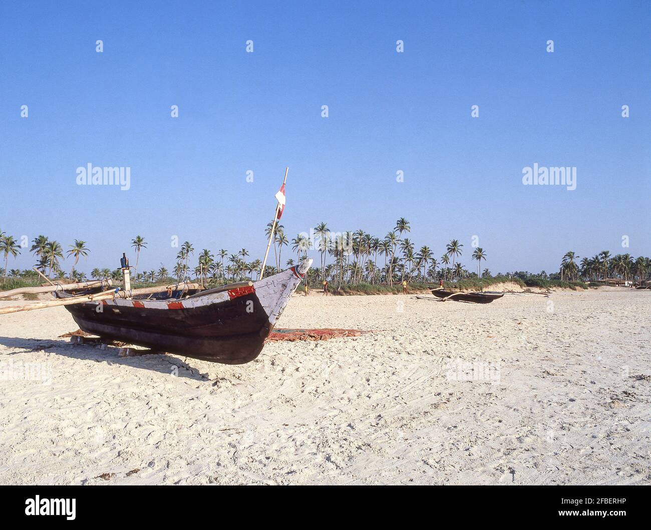 Outrigger Boote auf Colva Beach, South Goa, Goa State, Konkan Region, Republik Indien Stockfoto