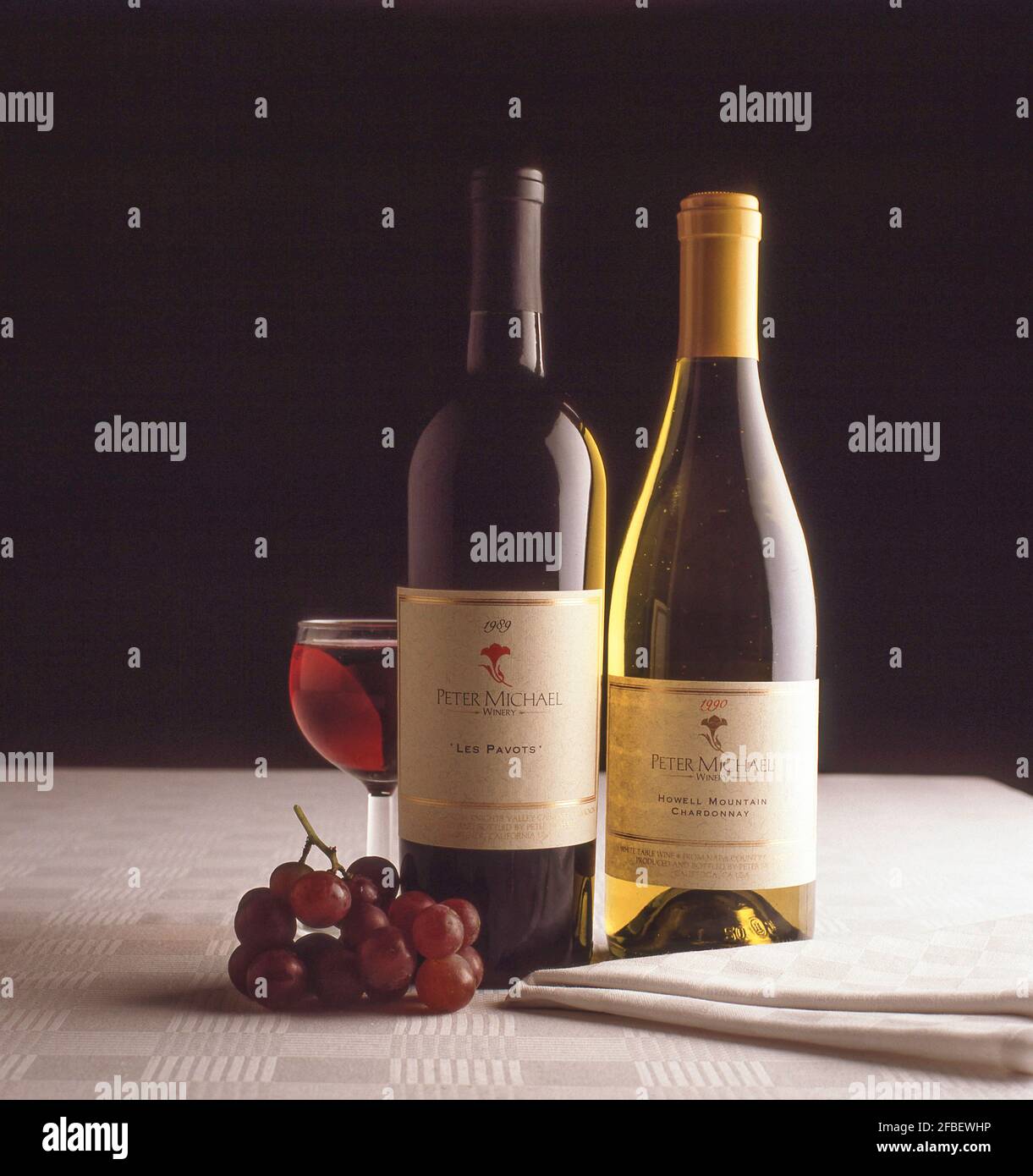 Flaschen mit rotem und weißem kalifornischem Wein, Greater London, England, Vereinigtes Königreich Stockfoto