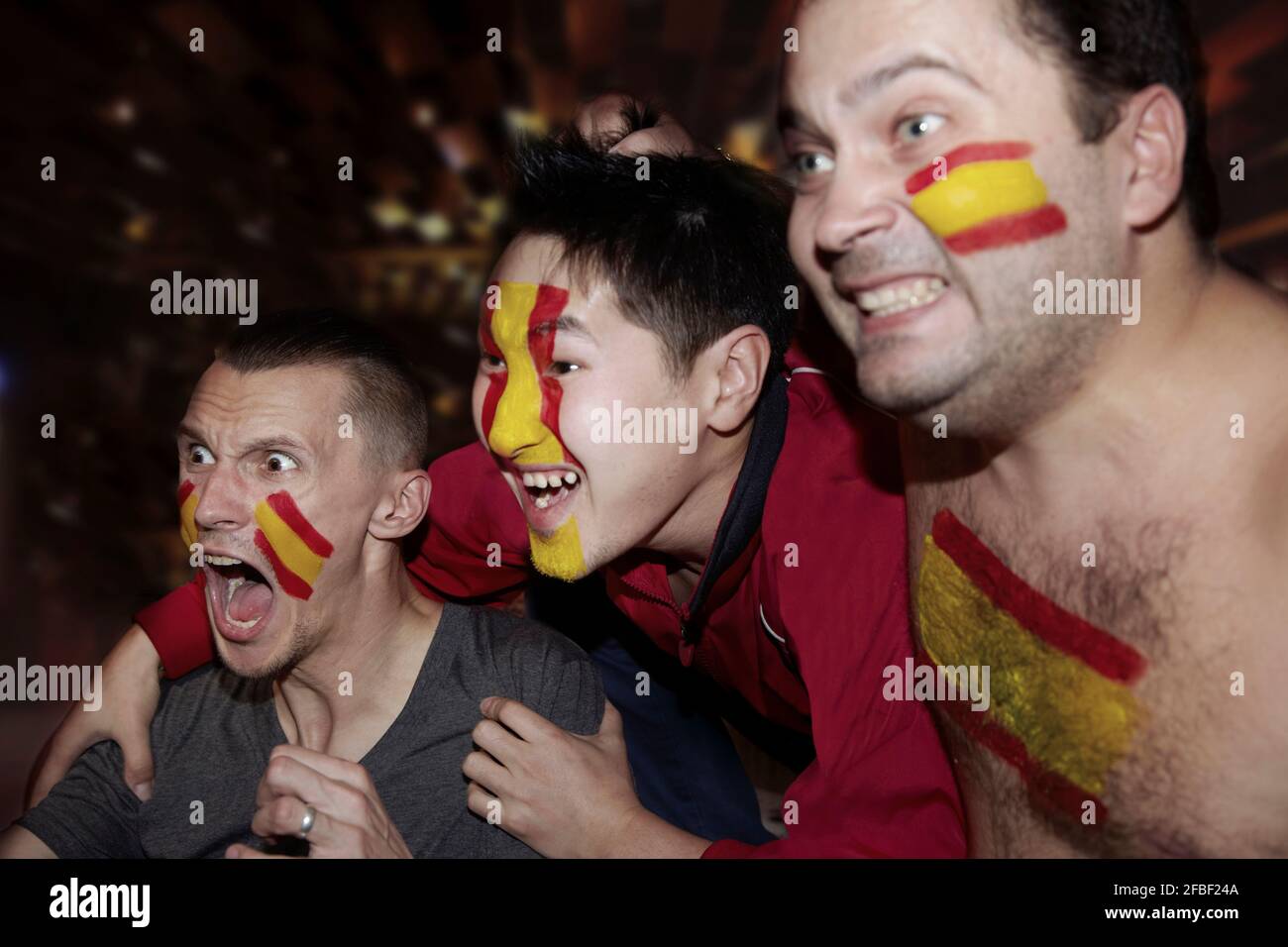 Fußballfans, die im Pub Fernsehen Stockfoto