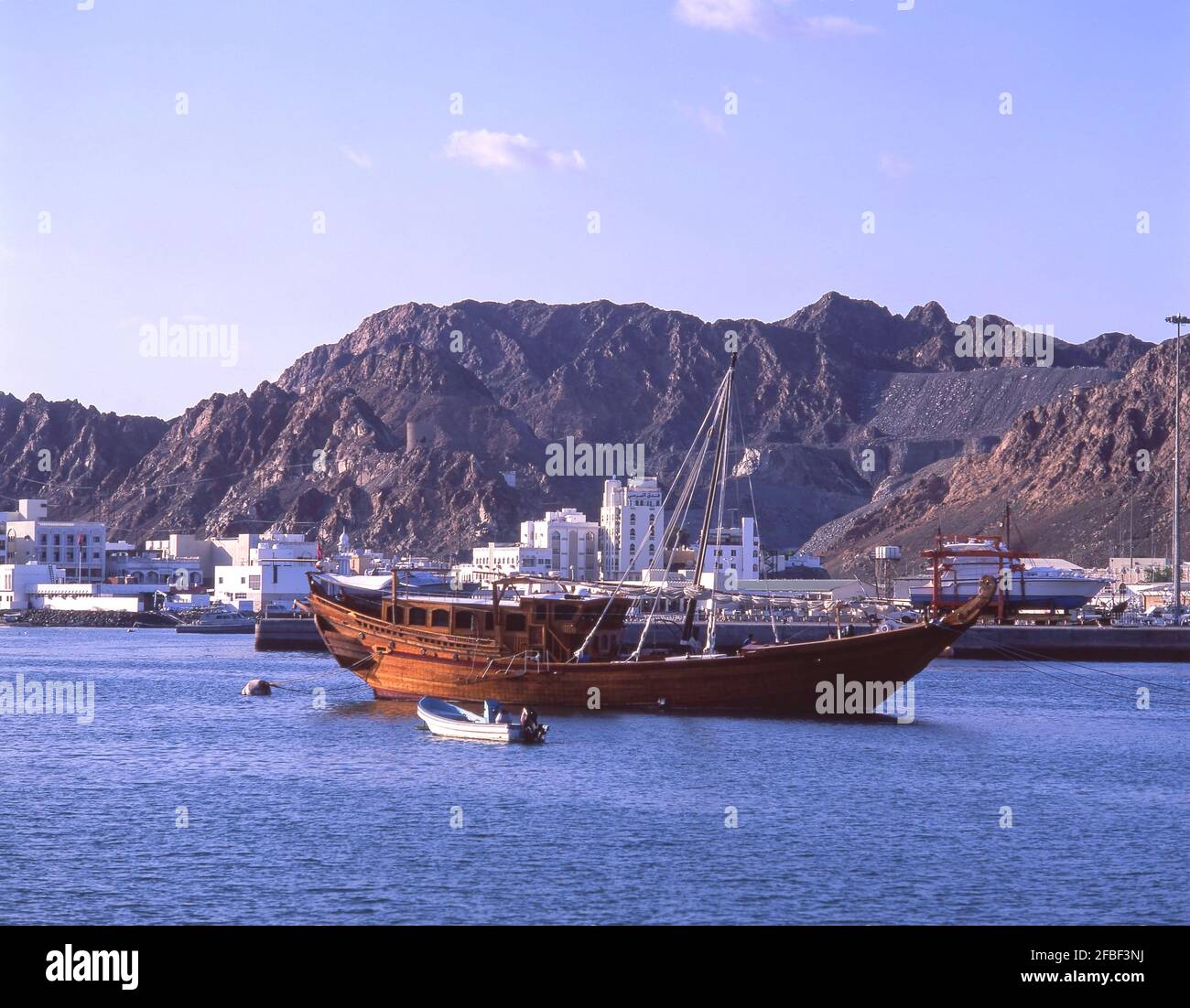 Dhow-Boot im Hafen, Muttrah Port, Muscat, Masqat Governorate, Sultanat von Oman Stockfoto
