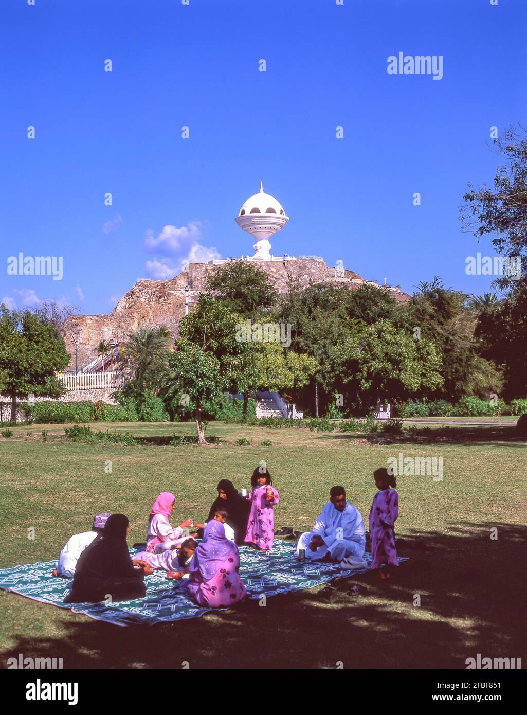 Familienpicknick im Park und „Räucherstäbchen-Brenner“-Denkmal, Riyam City, Muscat, Masqat Governorate, Sultanat Oman Stockfoto