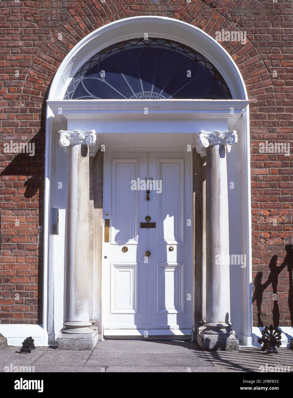 Weißer georgianischer Eingang, Merrion Square, Dublin, Leinster Province, Republik Irland Stockfoto