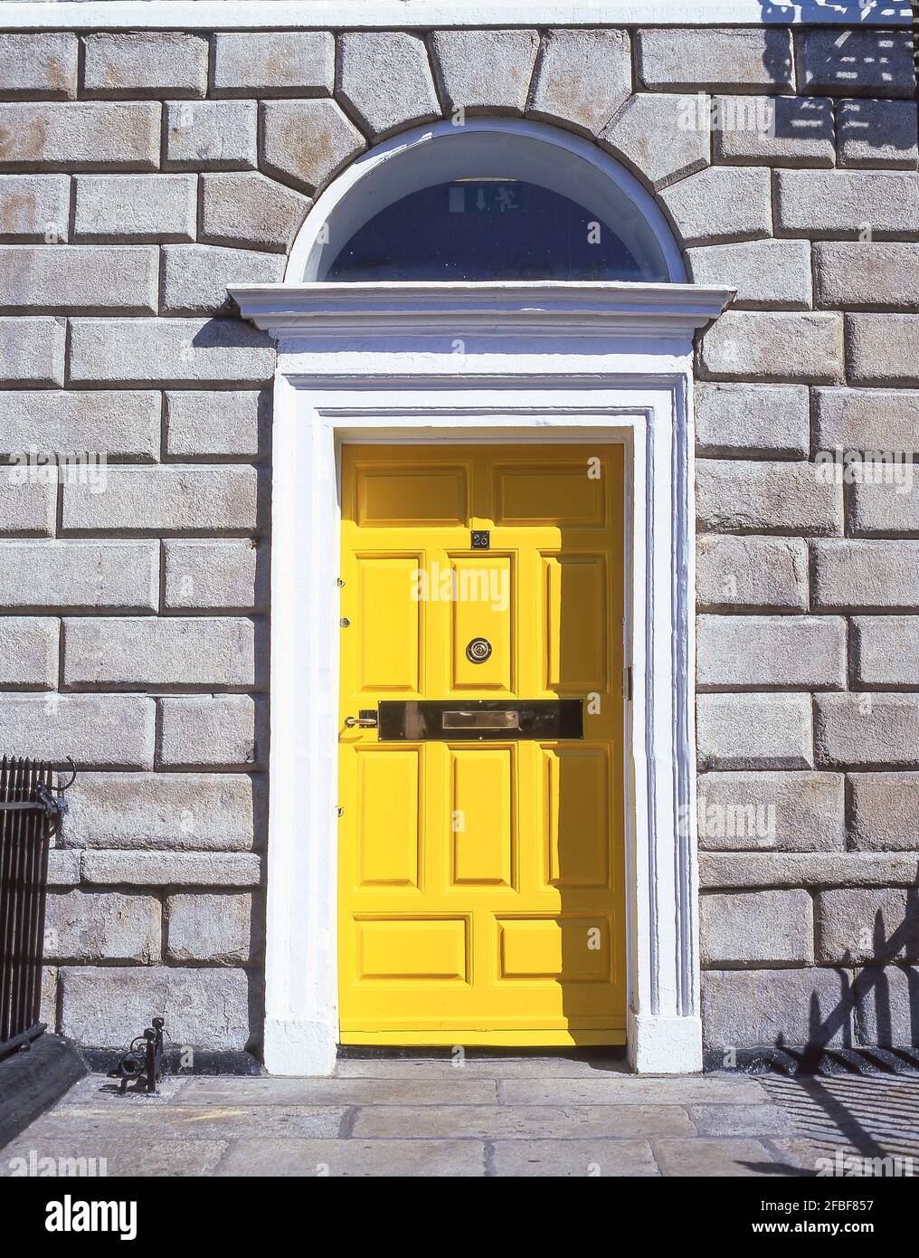 Gelber georgianischer Eingang, Merrion Square, Dublin, Leinster Province, Republik Irland Stockfoto