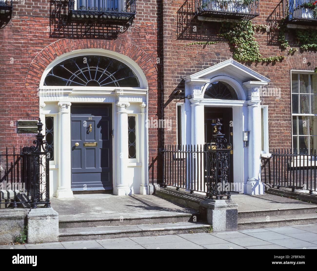 Bunte georgischen Türen, Merrion Square, Dublin, Provinz Leinster, Republik von Irland Stockfoto