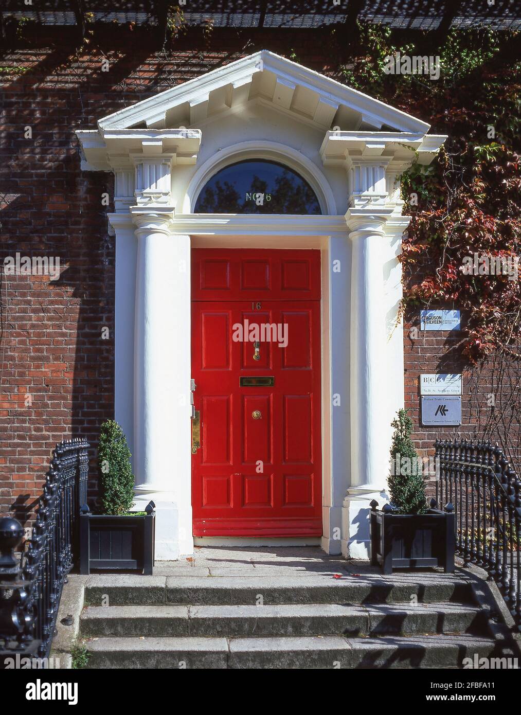 Roter georgianischer Eingang, Merrion Square, Dublin, Leinster Province, Republik Irland Stockfoto