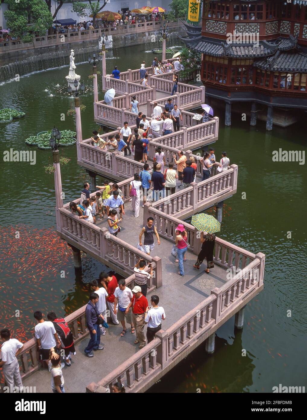 Die Nine Zigzag Brücke und das Teehaus, Yu (Yuyuan) Garten, Huangpu Qu, Shanghai, Volksrepublik China Stockfoto