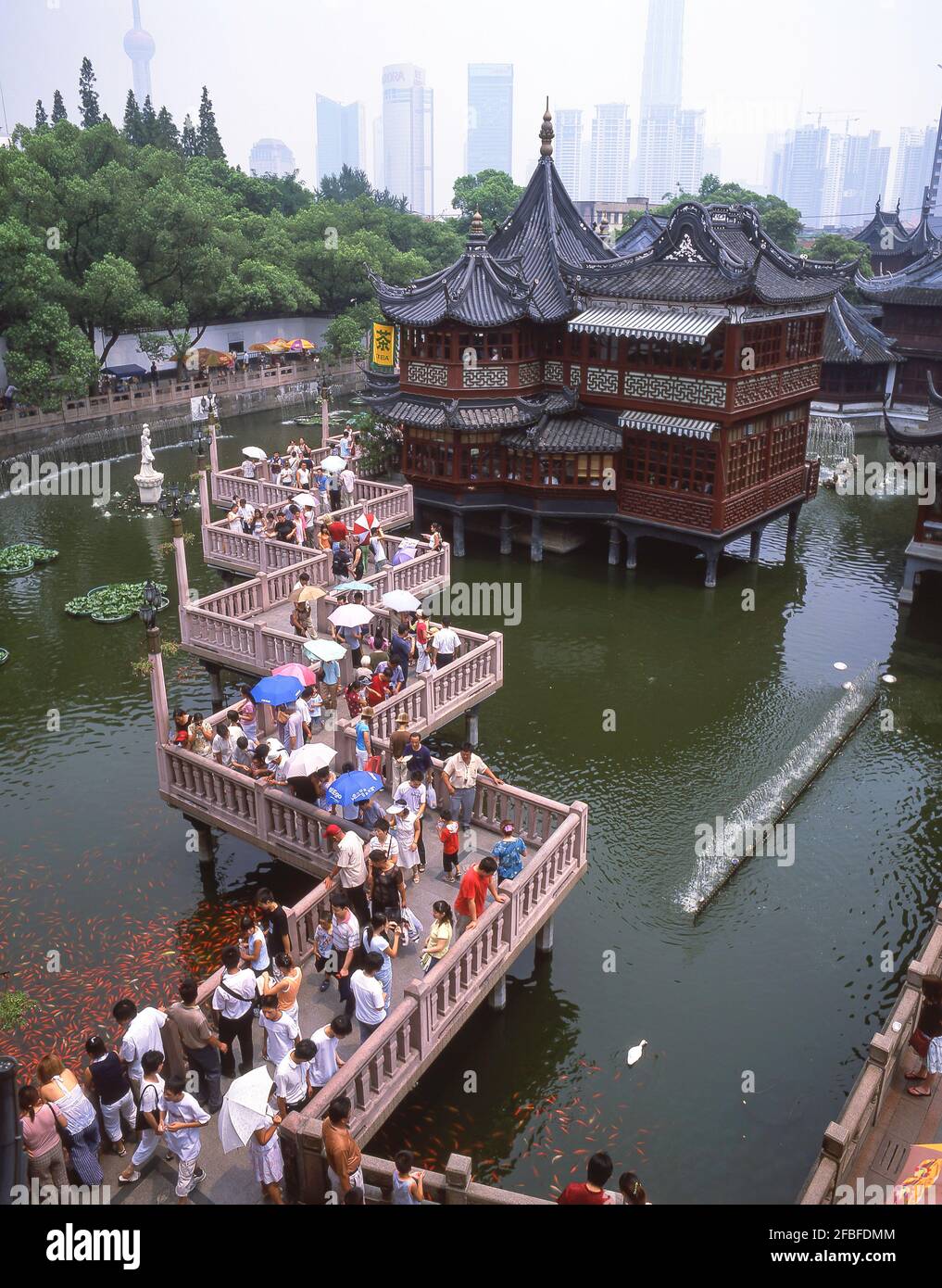 Die Nine Zigzag Brücke und das Teehaus, Yu (Yuyuan) Garten, Huangpu Qu, Shanghai, Volksrepublik China Stockfoto