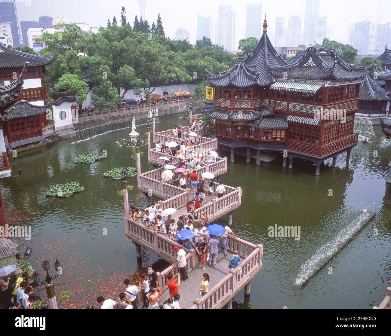 Die Nine Zigzag Brücke und das Teehaus, Yu (Yuyuan) Garten, Huangpu Qu, Shanghai, Volksrepublik China Stockfoto