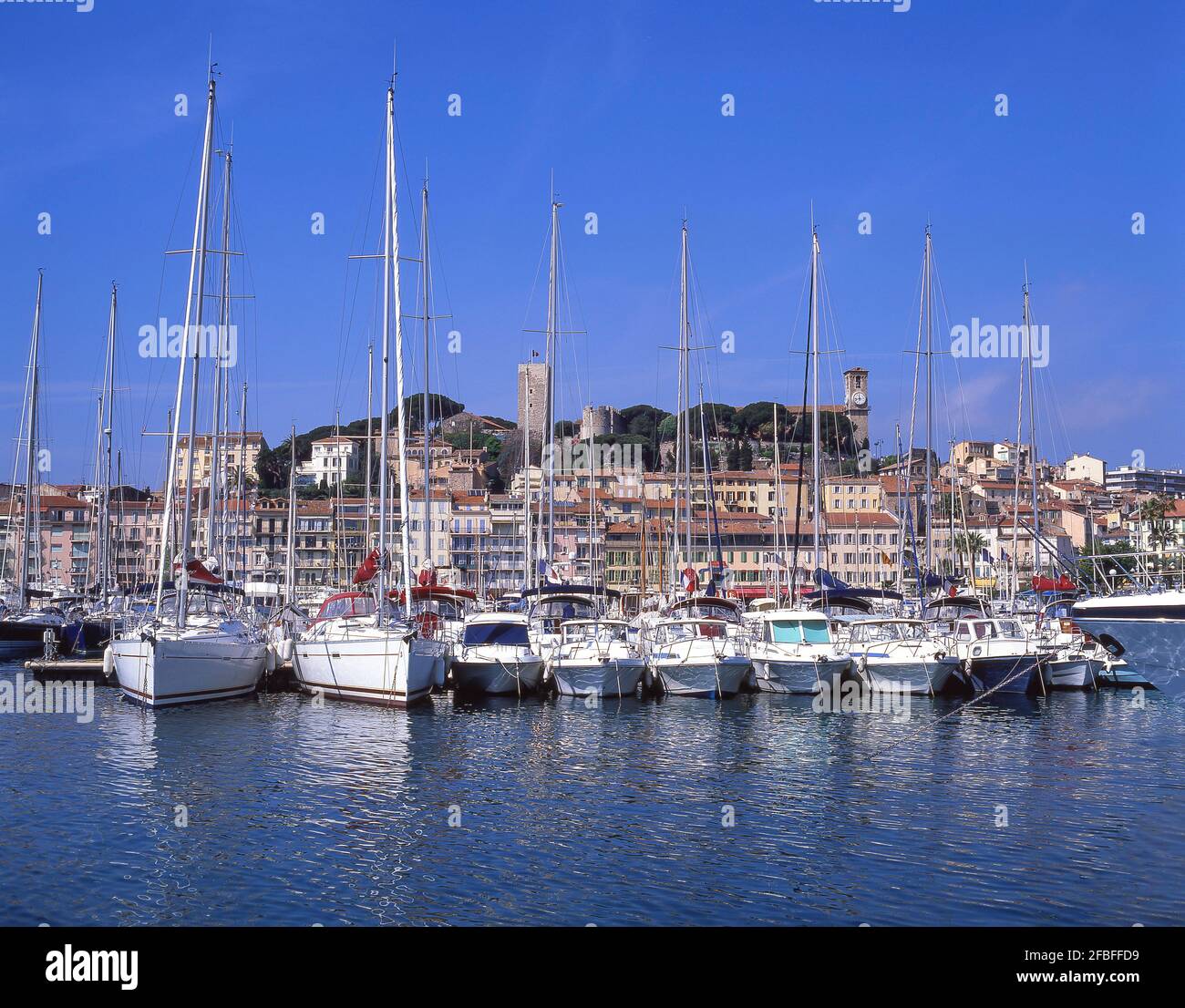 Traditionelle Fischerboote im alten Hafen, Cannes, Côte d ' Azur, Alpes-Maritimes, Provence-Alpes-Côte d ' Azur, Frankreich Stockfoto