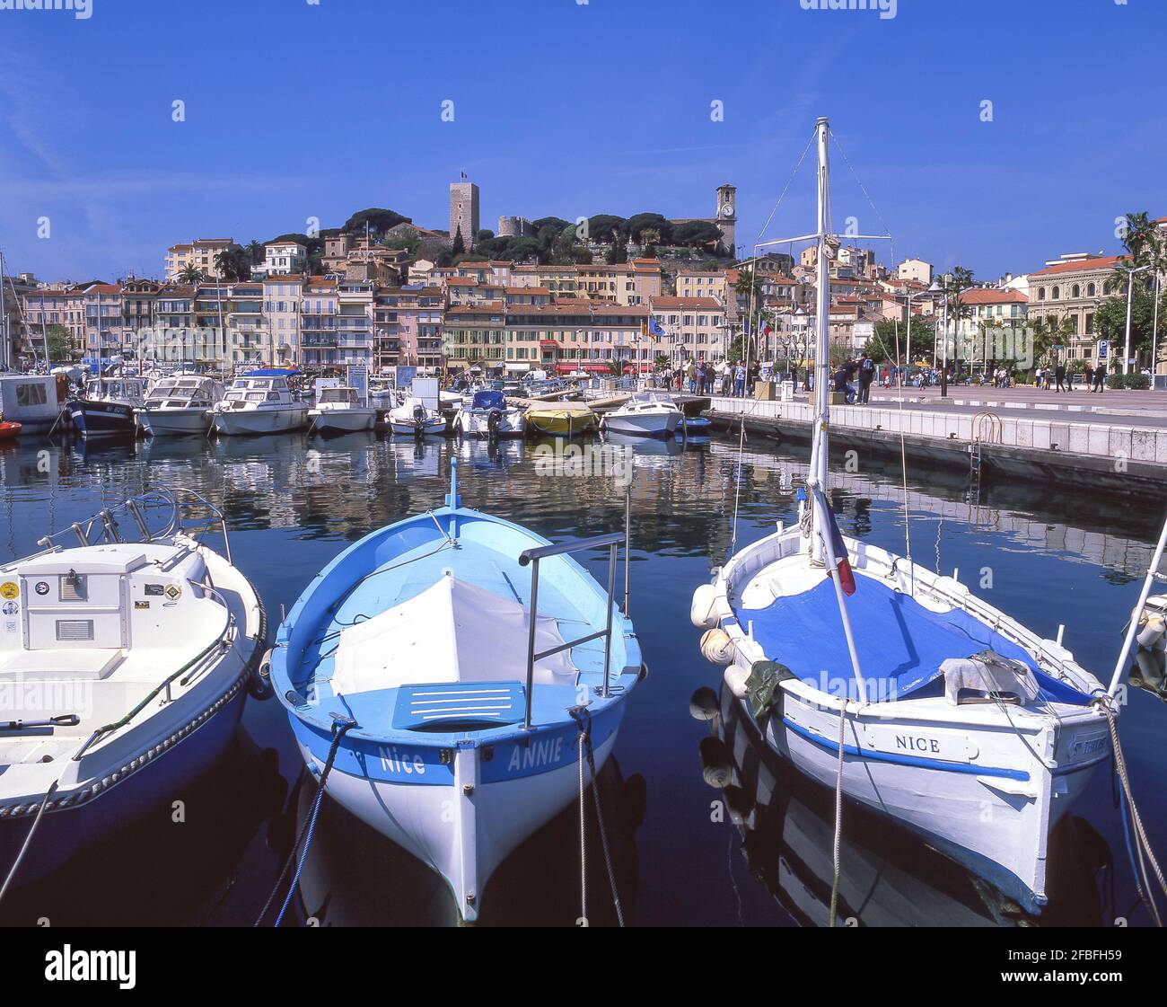Traditionelle Fischerboote im alten Hafen, Cannes, Côte d ' Azur, Alpes-Maritimes, Provence-Alpes-Côte d ' Azur, Frankreich Stockfoto