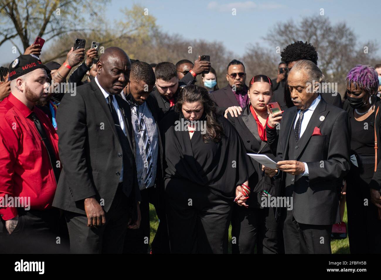 Minneapolis, USA. April 2021. Reverend Al Sharpton liest ein Gebet mit Daunte Wrights Familie vor der Freigabe von Tauben zu seinen Ehren während Dauntes Beerdigung auf dem Lakewood Friedhof im April 22, 2021 in Minneapolis, Minnesota. Foto: Chris Tuite/ImageSPACE/Sipa USA Kredit: SIPA USA/Alamy Live News Stockfoto