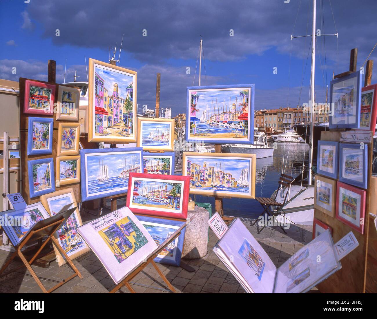 Kunststände am Hafen, Saint-Tropez, Var, Provence-Alpes-Côte d'Azur, Frankreich Stockfoto