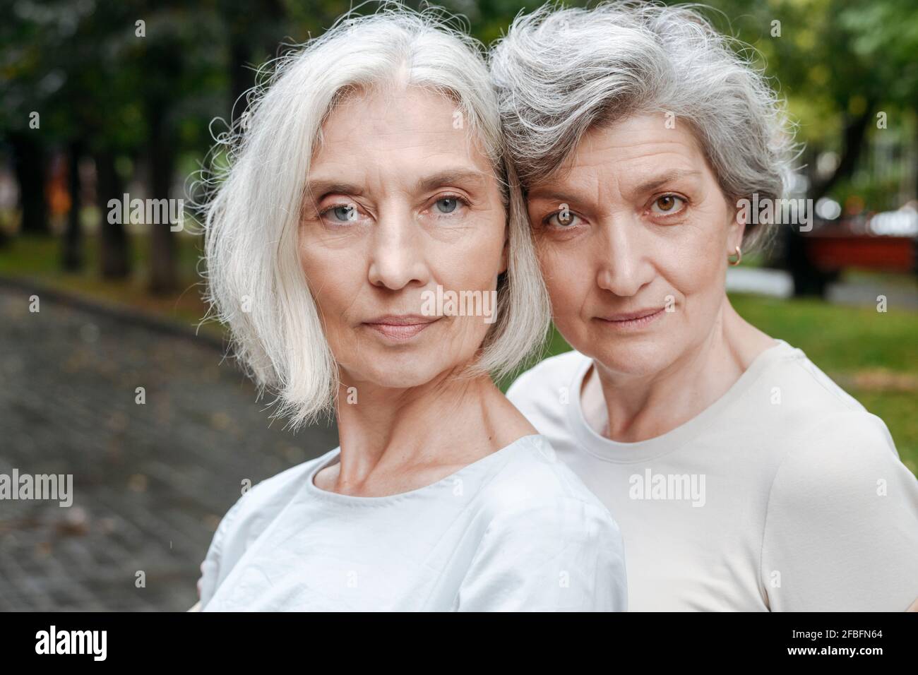 Selbstbewusste reife Frauen mit grauen Haaren Stockfoto