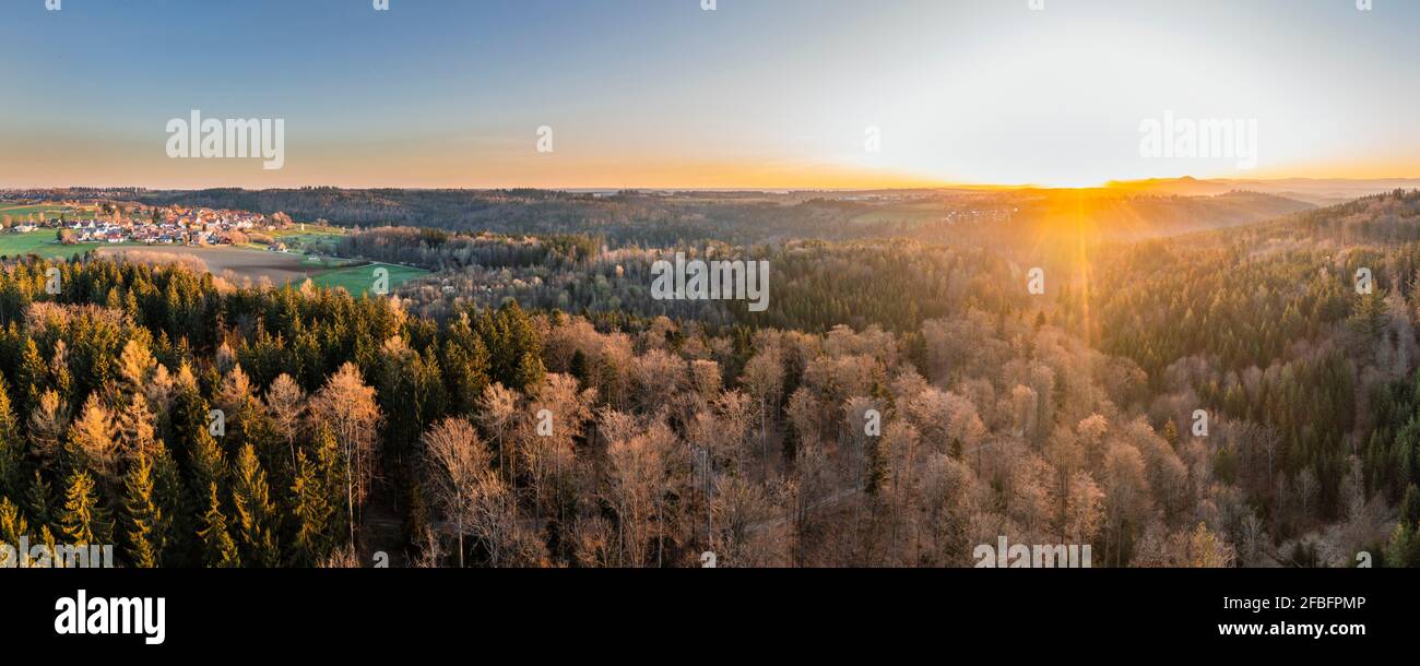 Schöner Sonnenaufgang über dem Schwäbischen Wald, Baden-Württemberg, Deutschland Stockfoto