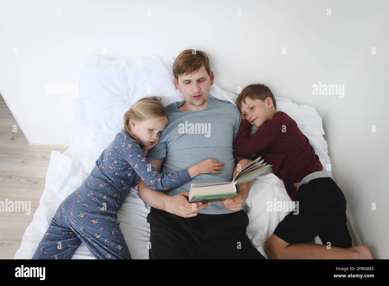 Vater Und Tochter Im Bett Vater liest Buch mit Tochter und Sohn im Bett Stockfotografie - Alamy