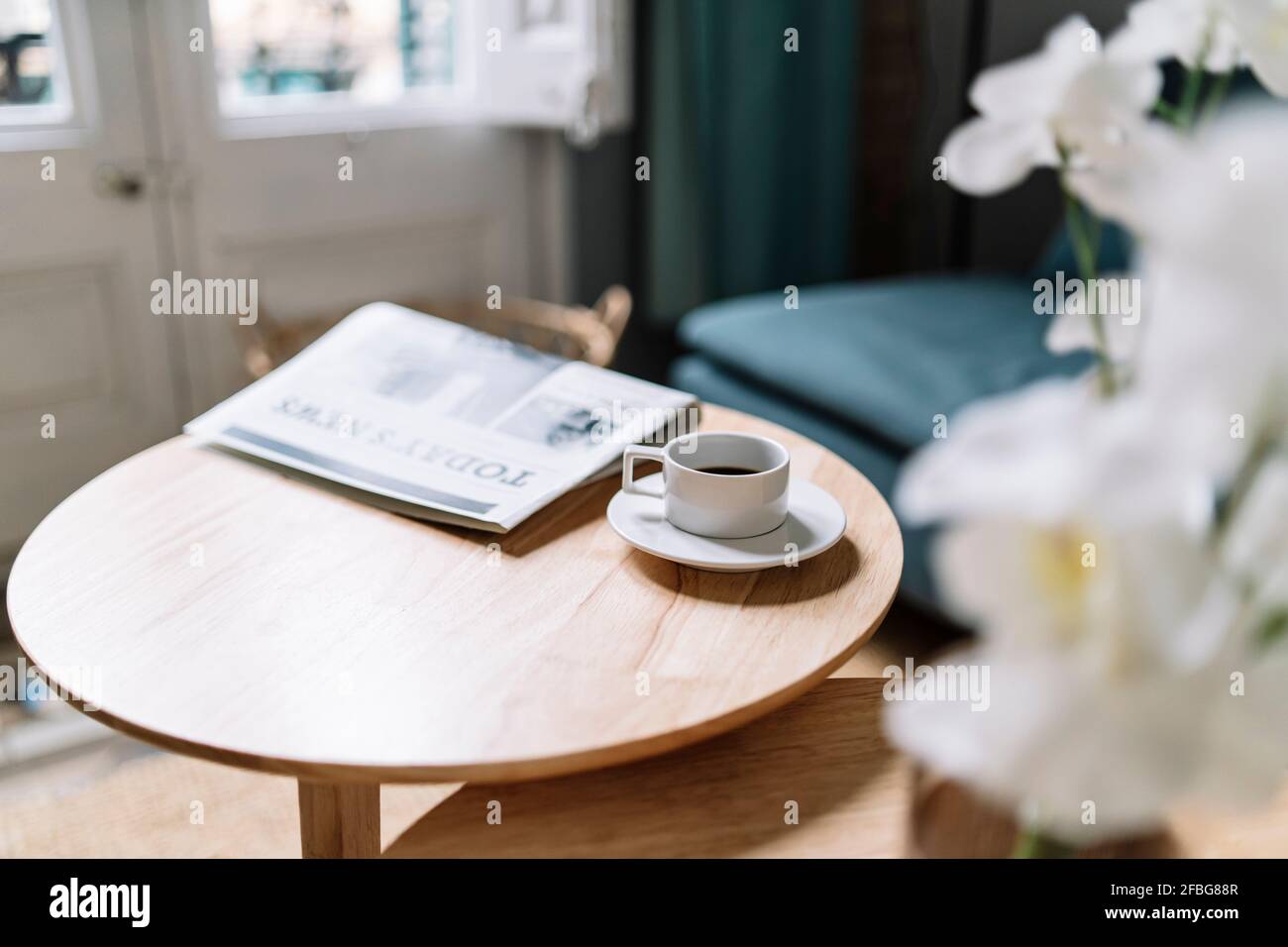 Kaffeetasse nach Zeitung auf dem Tisch zu Hause Stockfoto