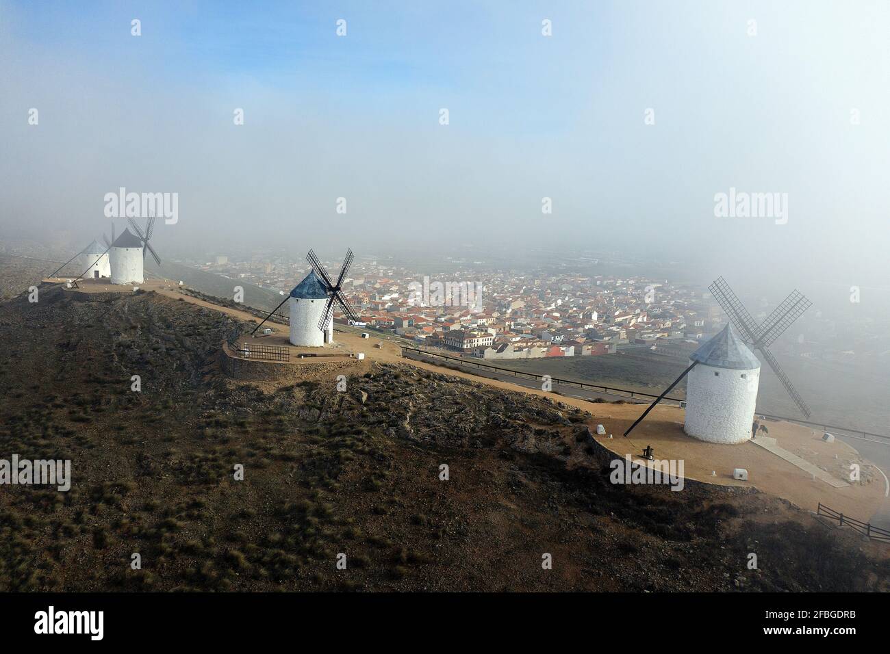 Spanien, Provinz Toledo, Consuegra, Luftaufnahme der historischen Windmühlen mit Stadt im Hintergrund Stockfoto