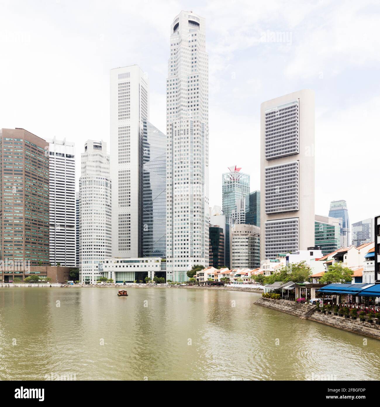 Singapur, Singapore River und hohe Wolkenkratzer in der Innenstadt Stockfoto