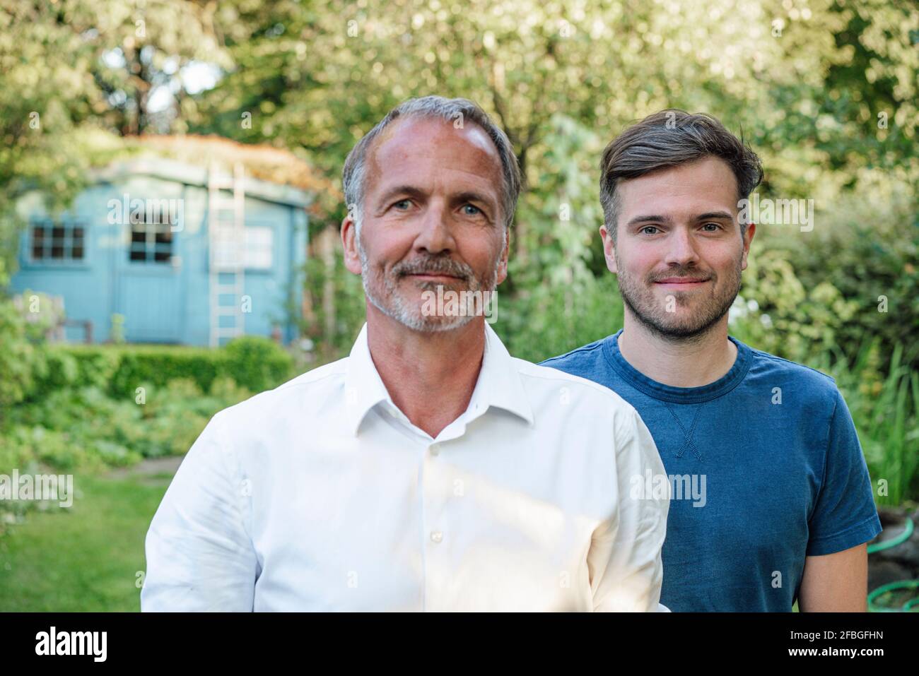 Vater und Sohn im Garten an sonnigen Tagen Stockfoto