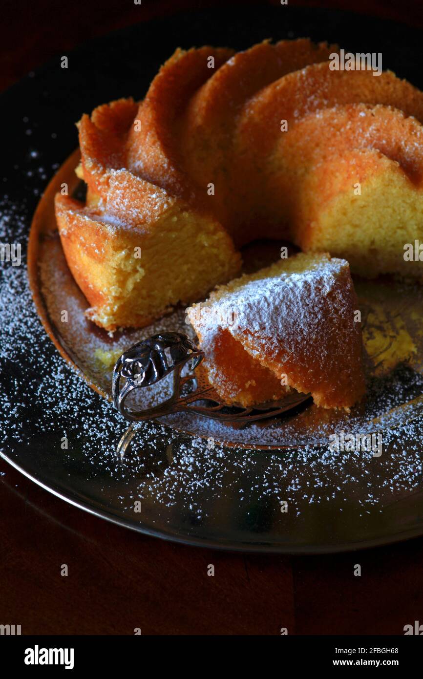 Studioaufnahme von frischem Gugelhupf-Kuchen mit Puderzucker Stockfoto