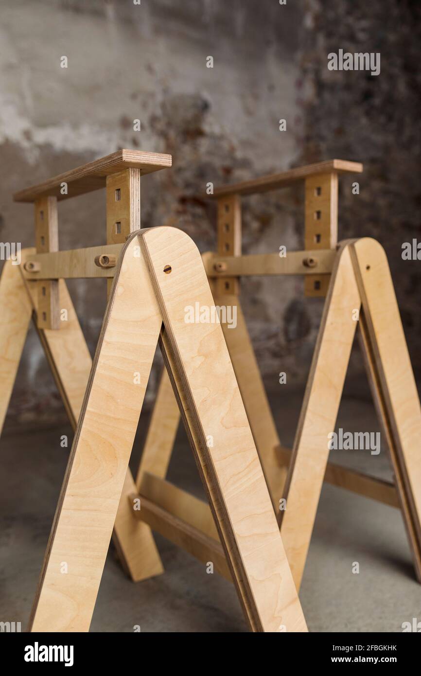 Beine aus Holzmöbeln Stockfoto