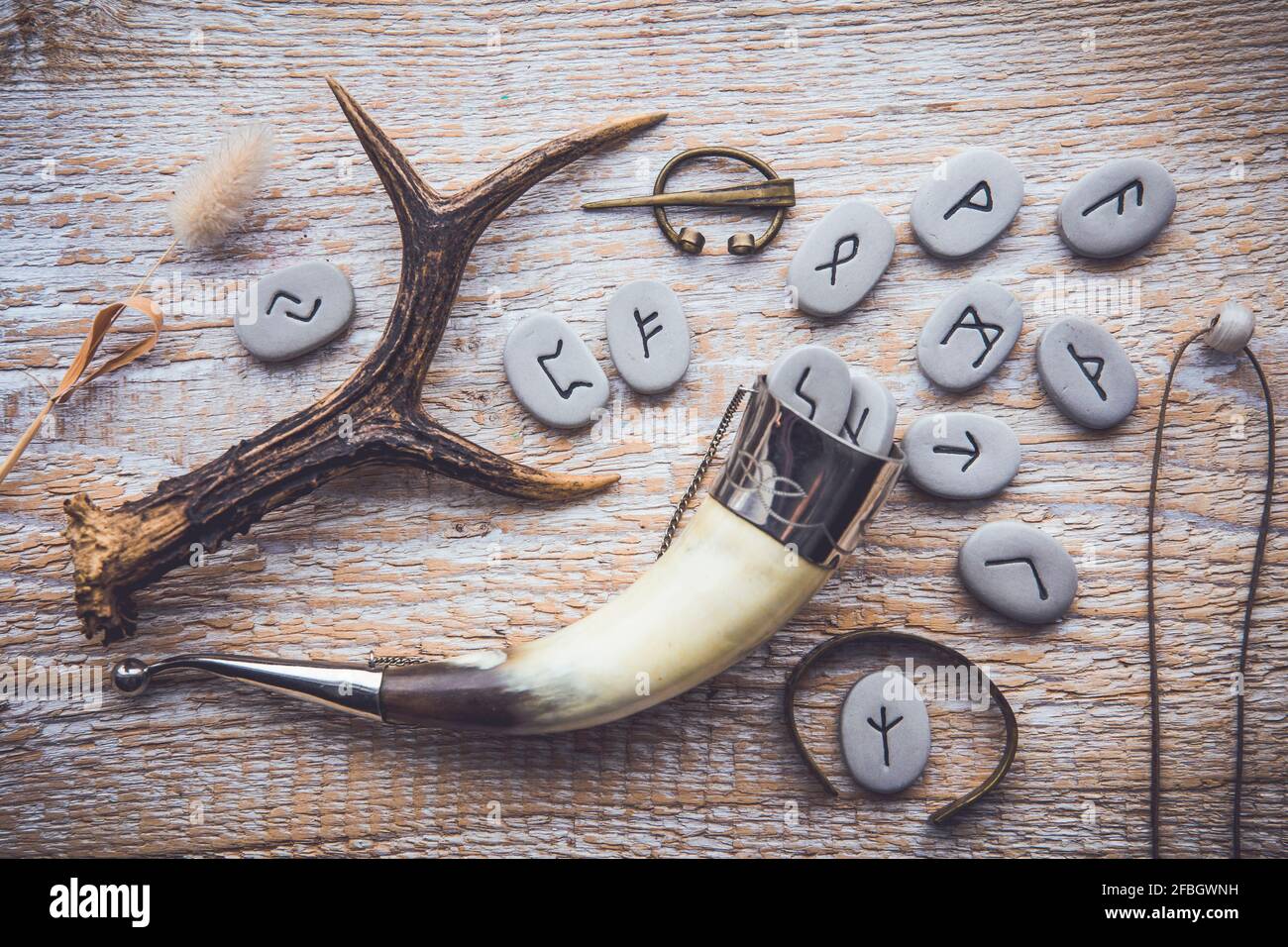 Flacher Laienblick auf Runensteine mit verschiedenen objekten im stil der wikingerzeit. Altes Divination- und vikings Lifestyle-Konzept. Stockfoto