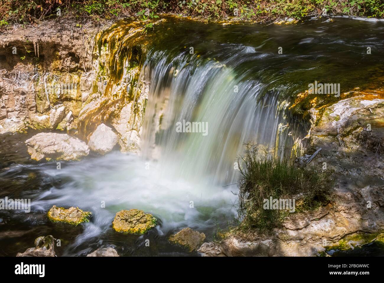 Wasserfall am wilden Fluss Stockfoto