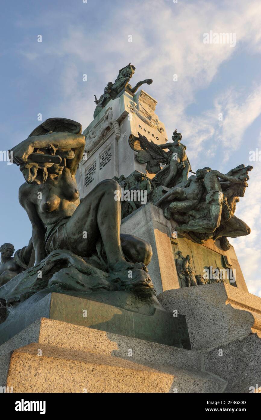 Sonnenlicht fällt auf die Reiterstatue von General Antonio Maceo bei Malecon gegen bewölkten Himmel Stockfoto