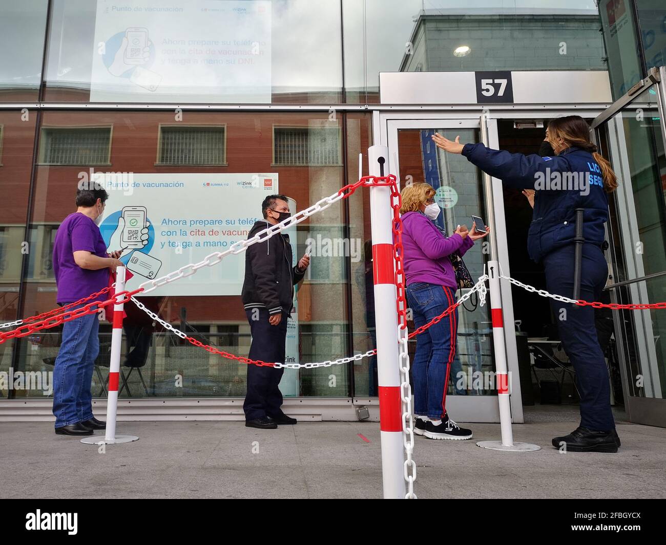 Madrid, Spanien. 23. April 2021: Erwachsene Patienten mit Gesichtsschutzmasken warten in der Schlange auf die Impfung gegen Covid-19 im WiZink-Zentrum Stockfoto