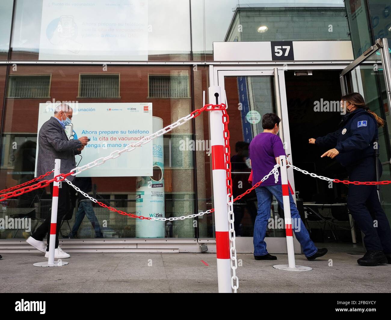Madrid, Spanien. 23. April 2021: Erwachsene Patienten mit Gesichtsschutzmasken warten in der Schlange auf die Impfung gegen Covid-19 im WiZink-Zentrum Stockfoto