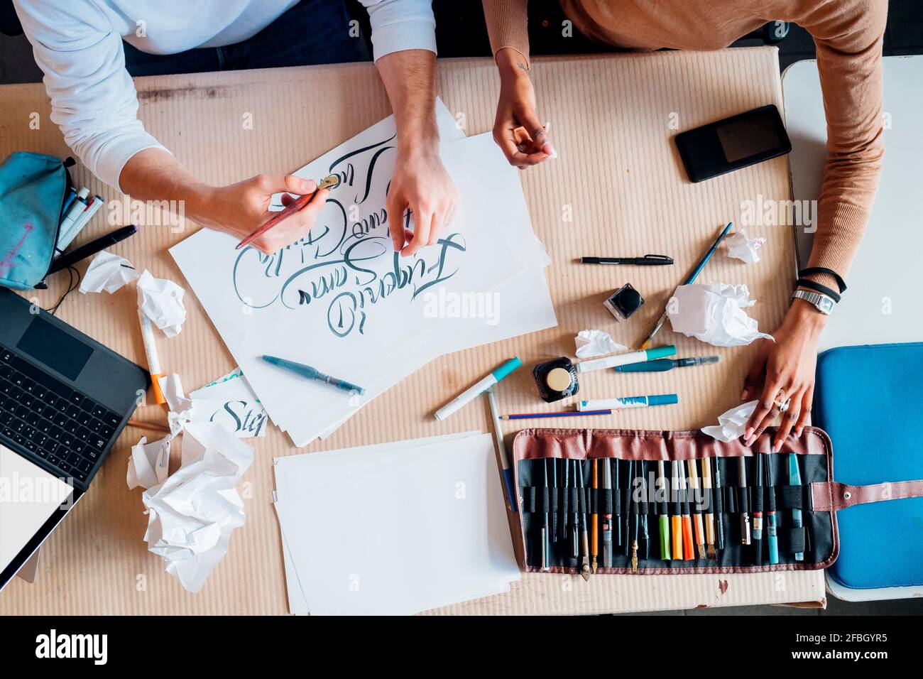 Junge multiethnische Paar arbeitet zusammen an Kalligraphie Schreiben an studio Stockfoto