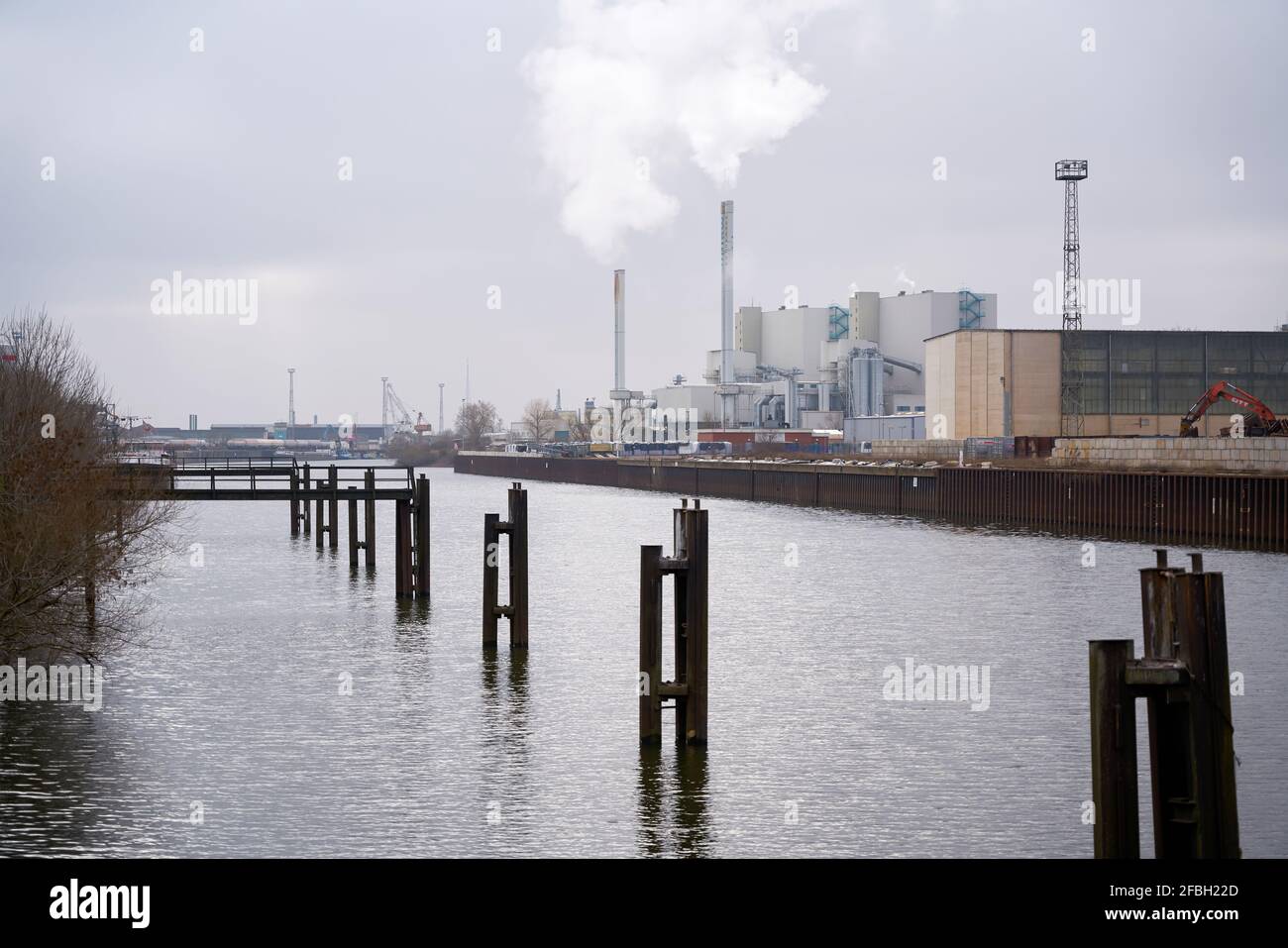 Industriehafen im Norden der Stadt Magdeburg. Die Waste-to-Energy-Anlage steht im Hintergrund. Stockfoto