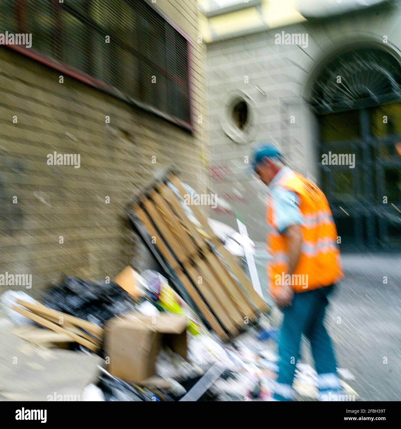 Kommunaler Reinigungsservice Mitarbeiter bei der Arbeit in einer schmutzigen Straße, Neapel, Italien Stockfoto