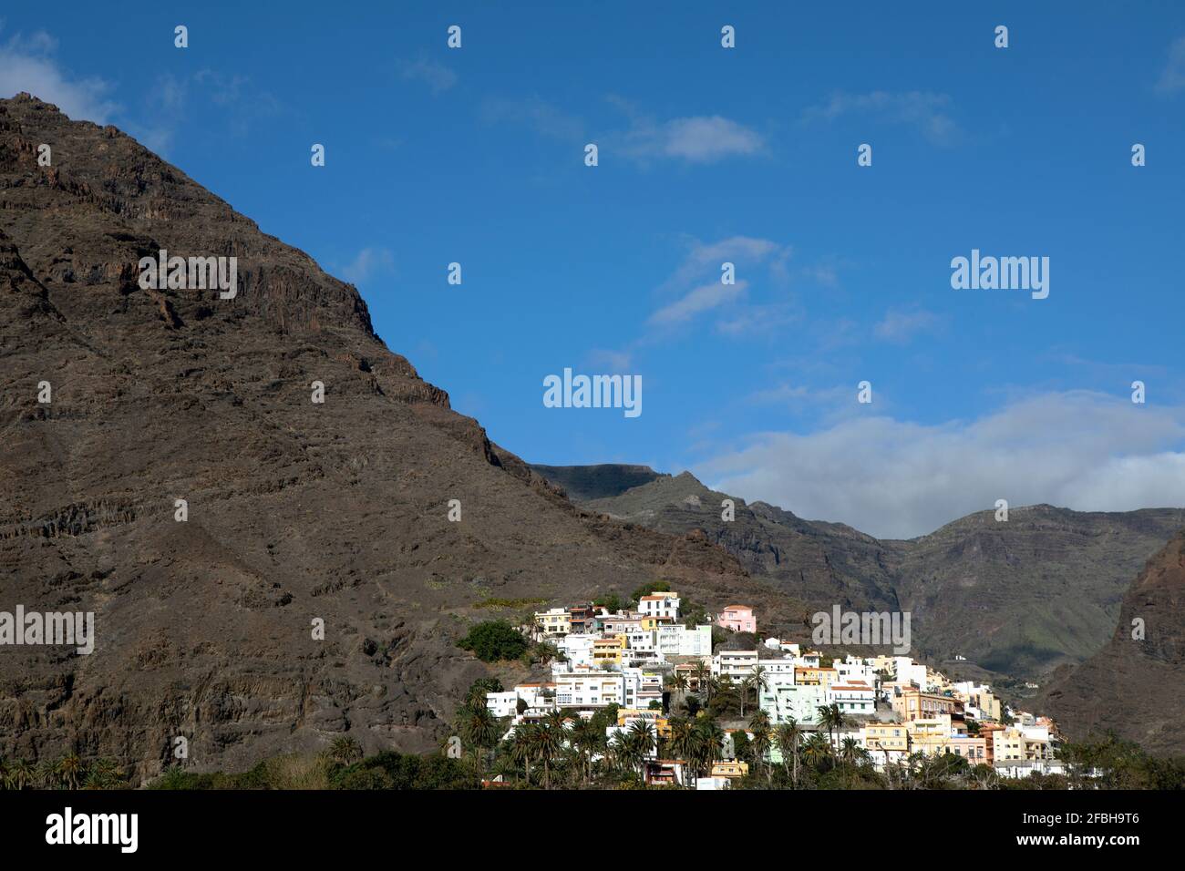 Felsiger Berg vor dem Himmel am sonnigen Tag La Gomera Stockfoto