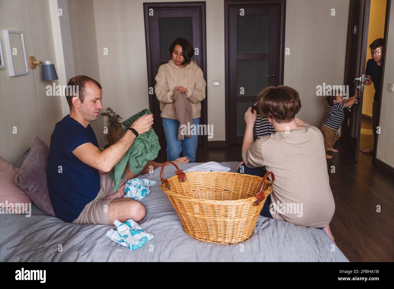 Familie macht Wäsche im Schlafzimmer zu Hause Stockfoto