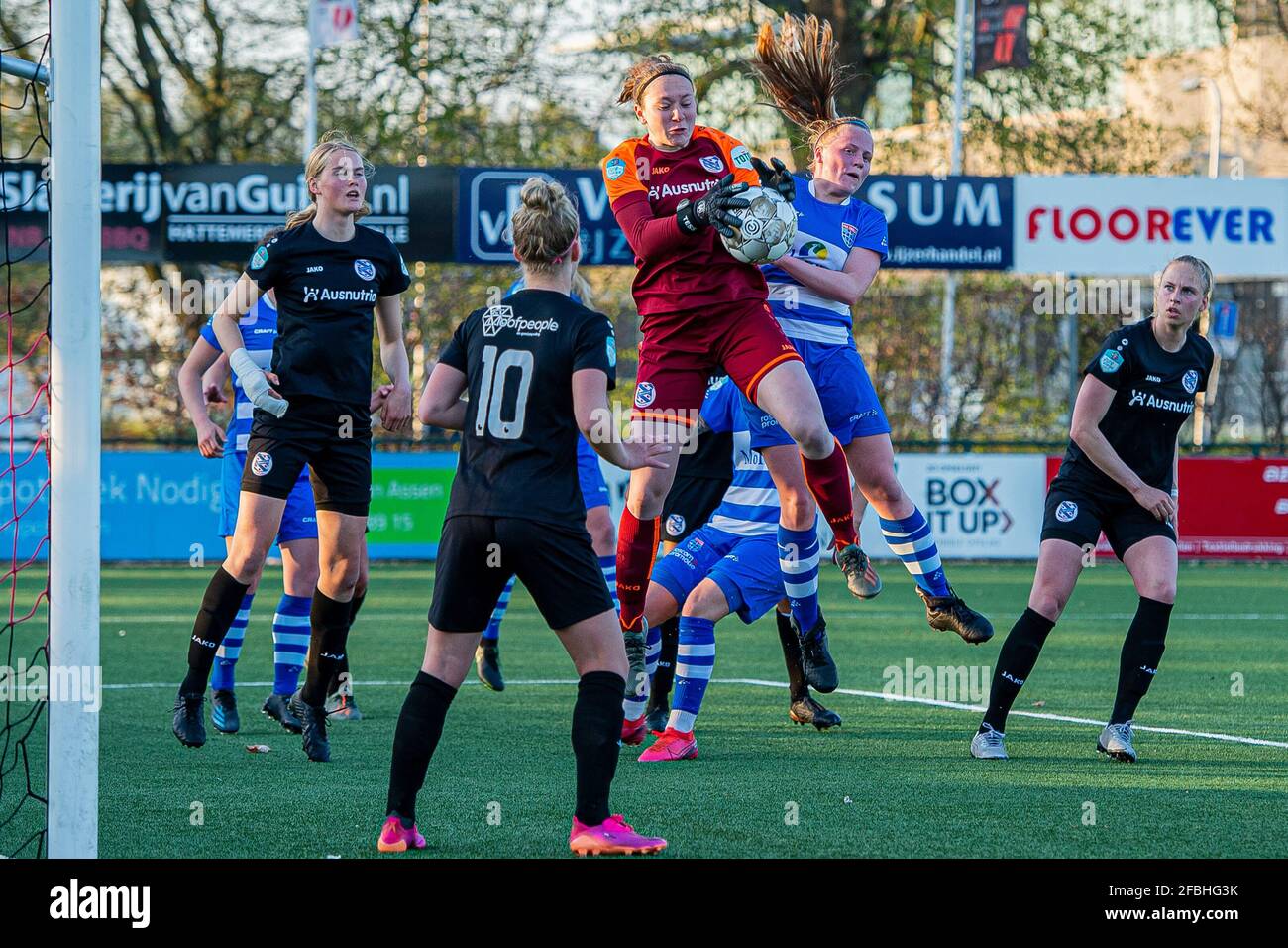 ZWOLLE, NIEDERLANDE - APRIL 23: Torhüterin Tess van der Flier vom sc Heerenveen, Imre van der Vegt von PEC Zwolle während der niederländischen Frauen Eredivisie ma Stockfoto
