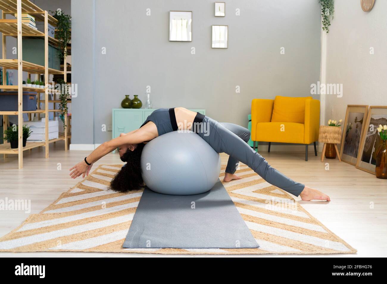 Frau auf Fitness-Ball zu Hause trainieren Stockfoto