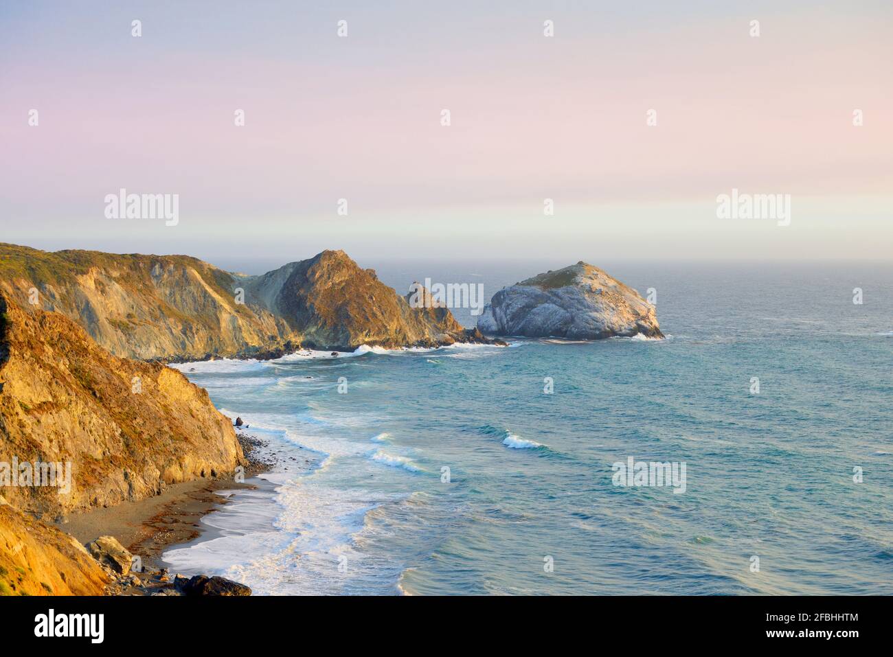 USA, Kalifornien, Big Sur, malerische Küstenlandschaft mit San Martin Rock bei Sonnenuntergang Stockfoto