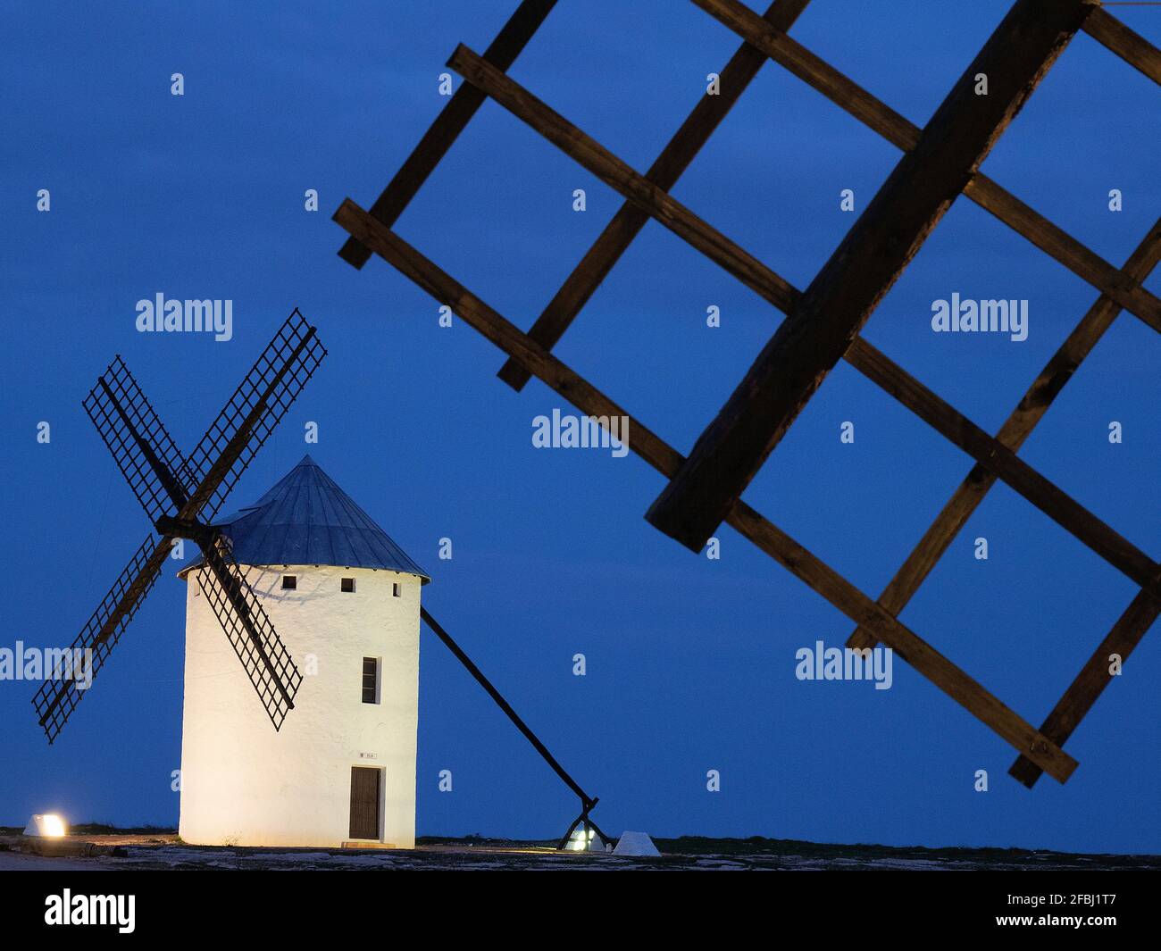 Spanien, Provinz Toledo, Campo de Criptana, Historische Windmühlen in der Abenddämmerung Stockfoto