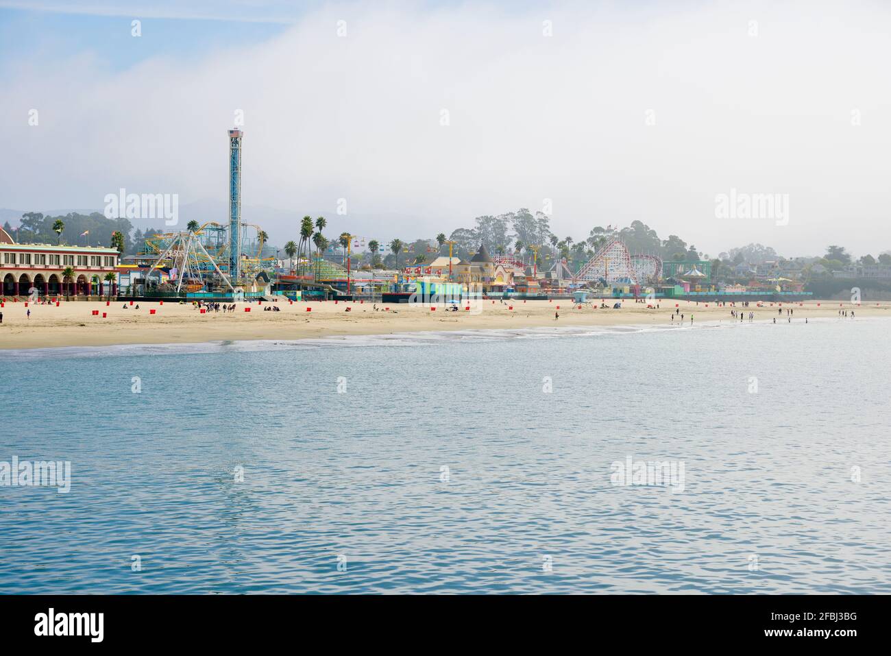 USA, Kalifornien, Santa Cruz, Vergnügungspark am Sandstrand von der Municipal Wharf aus gesehen Stockfoto