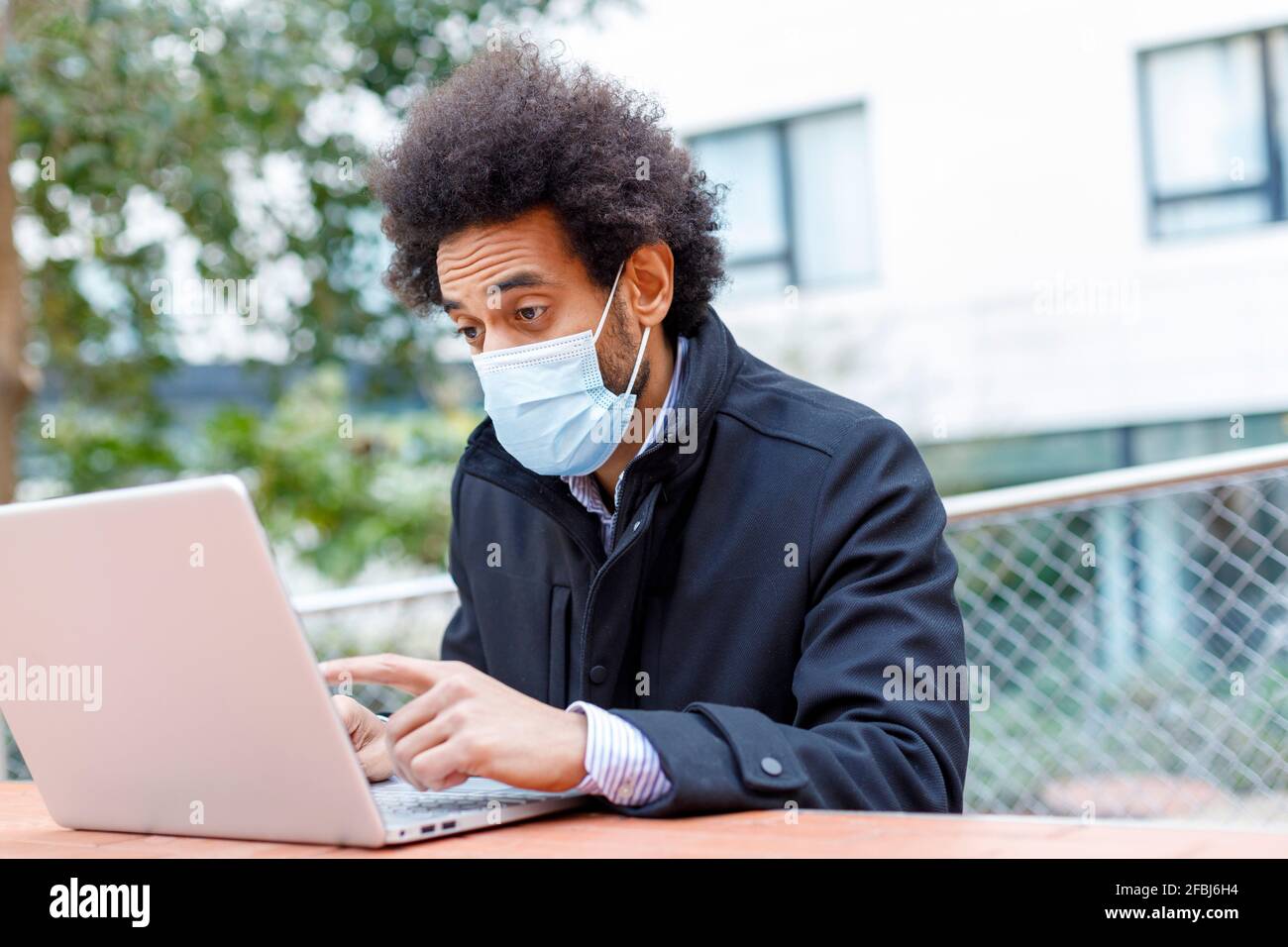 Besorgt männlichen Profi hält Laptop wegschauen Stockfoto