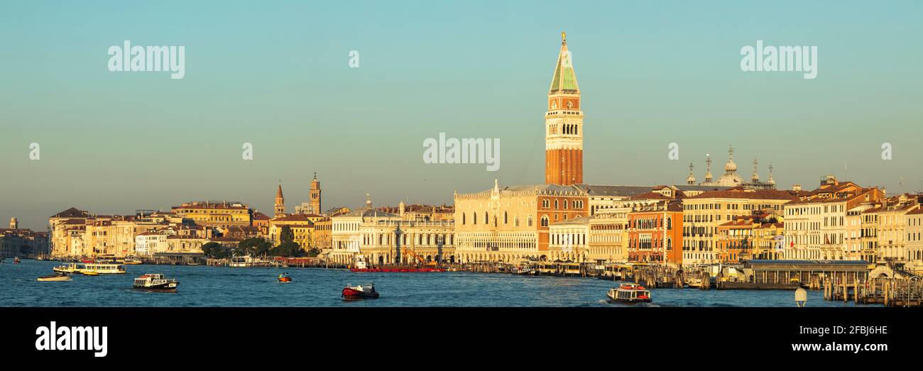 Italien, Venetien, Venedig, Panorama des Canale Grande in der Abenddämmerung mit Häusern am Wasser und dem Campanile des Heiligen Marks im Hintergrund Stockfoto