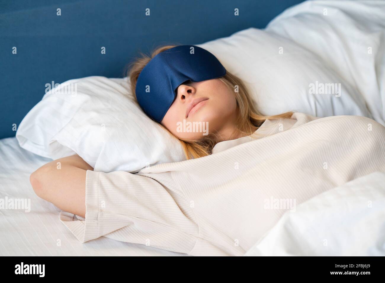 Frau mit Augenmaske schläft zu Hause Stockfoto