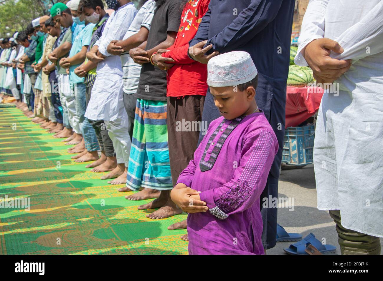 Narayanganj, Bangladesch. April 2021. Am zweiten Freitag des heiligen Monats Ramadan besuchen Muslime das Jumma-Gebet auf der Straße, ohne irgendeine soziale Distanz zu wahren, obwohl die Behörden Bangladeschs eine strikte Sperre durchgesetzt haben, um die Ausbreitung des Covid-19-Coronavirus zu bekämpfen. Die Covid-19-Zahl der bestätigten Fälle in Bangladesch ist auf 736,074 gestiegen, ohne dass weitere Neuinfektionen gemeldet wurden. (Foto von Joy Saha/Pacific Press/Sipa USA) Quelle: SIPA USA/Alamy Live News Stockfoto