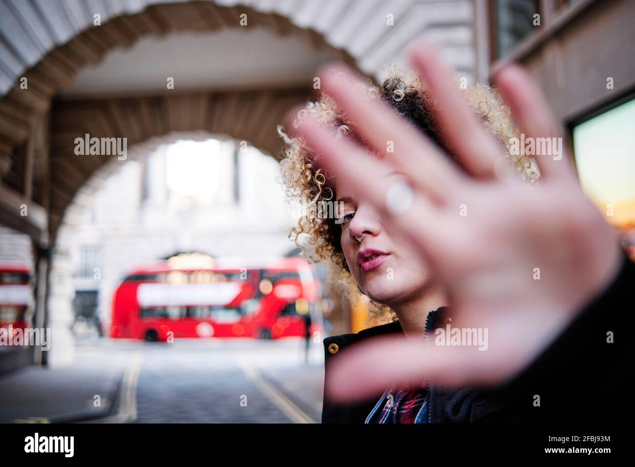 Junge Frau zeigt Stoppgeste in der Stadt Stockfoto