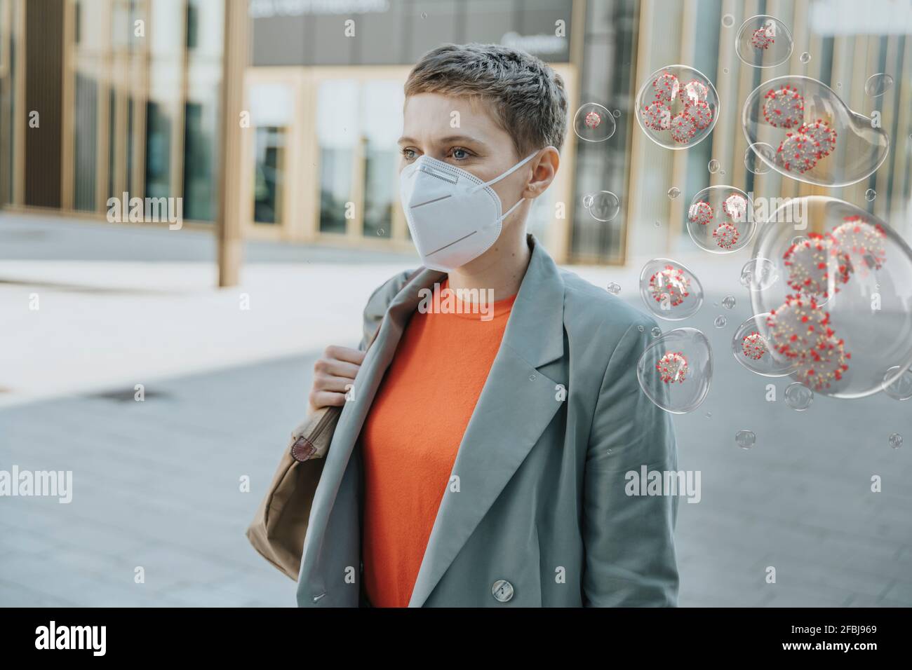 Frau trägt Gesichtsmaske in der Stadt, um sich zu schützen Von Coronaviren Stockfoto