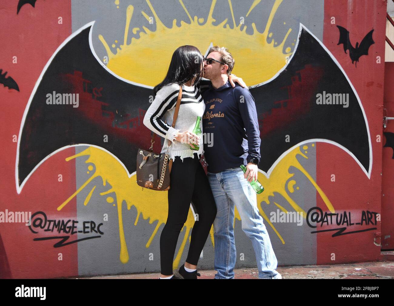 Sao Paulo, Brasilien. April 2021. Die Menschen besuchen den Ort Beco do Batman in Sao Paulo, ein Ort, der für die Gemälde an den Wänden von Künstlern aus der Region bekannt ist. Vor kurzem wurde der Ort aus Protest gegen den Tod von Nego Vila komplett schwarz gestrichen. (Foto von Ronaldo Silva/Pacific Press/Sipa USA) Quelle: SIPA USA/Alamy Live News Stockfoto